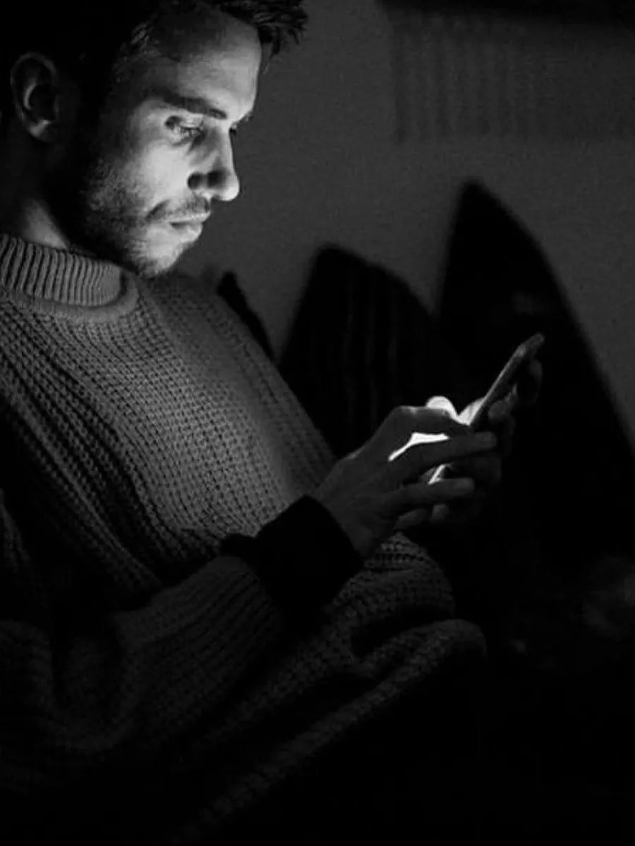 Persona revisando una consulta sobre amarres de amor sin estafa en un ambiente discreto